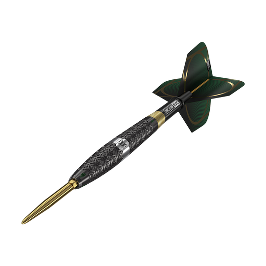 190201_Target_Cult_01_Swiss_Point_Steeldarts_4 Das Bild zeigt einen modernen Steeldartpfeil mit einem goldenen Spitzenende. Der Schaft ist schwarz mit goldenen Akzenten und hat ein auffälliges, strukturiertes Design.