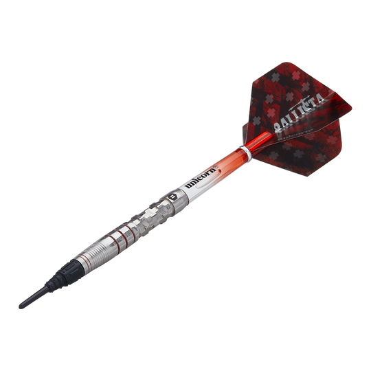 Unicorn Ballista Style 3 miękkie lotki Das Bild zeigt einen Softdart der Marke Unicorn Ballista Style 3. Der Dart hat einen silbernen Schaft und rote Flügel mit einem Muster und der Aufschrift "BALLISTA".