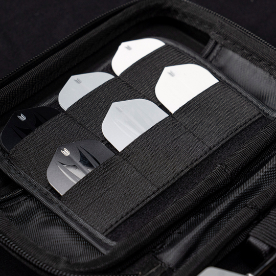 Pokrowiec na rzutki Takoma Ghost Series Raymond Van Barneveld Das Bild zeigt das Target Takoma Bolide Dartcase, in dem mehrere Dart-Flights ordentlich in elastischen Halterungen verstaut sind. Das Case ist schwarz und bietet sicheren Schutz für das Dartzubehör.