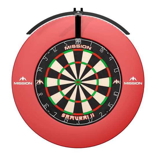 Oświetlenie tarczy do darta LED Mission Torus 100 składane Das Bild zeigt ein rundes, beleuchtetes LED-Dartboard mit der Aufschrift "Mission Torus 100" und "Samurai II" in der Mitte. Das Dartboard ist von einem roten Schutzring mit dem Mission-Logo umgeben.