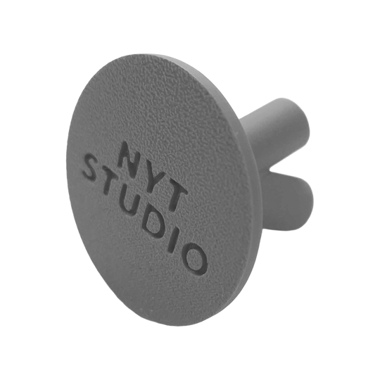 Kompaktowy uchwyt na rzutki NYT Studio Das Bild zeigt einen NYTStudio Compact Darthalter in Grau. Diese Darstellung wurde vom Dateinamen abgeleitet.