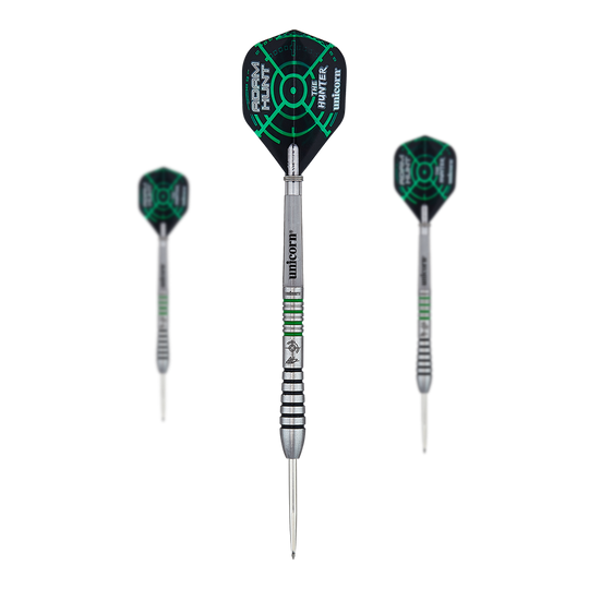 Das Bild zeigt drei Steeldarts des Modells "Unicorn Contender 90% Adam Hunt" mit einem Gewicht von 23g. Die Darts haben schwarze Flights mit grünen Zielscheibenmustern und silbernen Schäften mit grünen Akzenten.