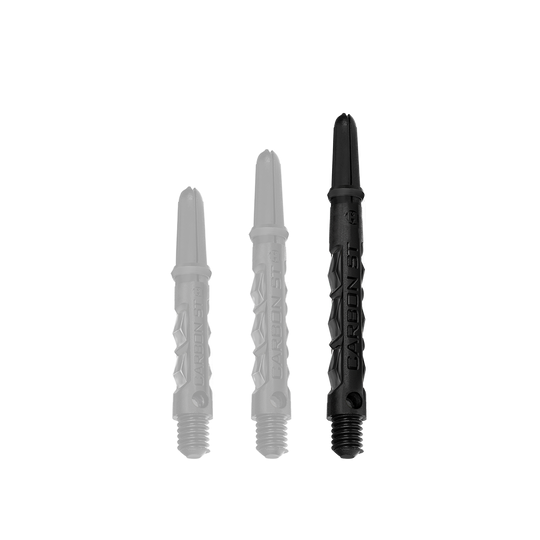 HR436_Harrows_Carbon_ST_Shafts_Schwarz_47mm_1CxJzmQ3oifH1N Das Bild zeigt drei schwarze Harrows Carbon ST Shafts in unterschiedlichen Längen. Die Shafts haben eine strukturierte Oberfläche und die Aufschrift "CARBON ST".