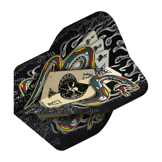 Alchemiczny Wąż Pik nr 2 Standardowe Loty Das Bild zeigt die „Alchemy Snake Of Spades No2 Standard Flights“. Das Design zeigt eine bunte Schlange, die sich um Spielkarten windet, vor einem schwarzen Hintergrund mit Flammenmotiven.