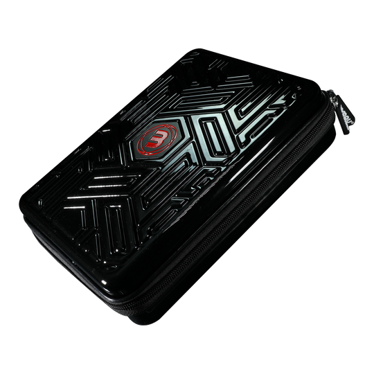 Winmau Armor G4 Dartwallet Das Bild zeigt ein schwarzes Dart-Etui mit glänzender, strukturierter Oberfläche und einem roten Logo in der Mitte. Das Etui hat einen Reißverschluss an der Seite.