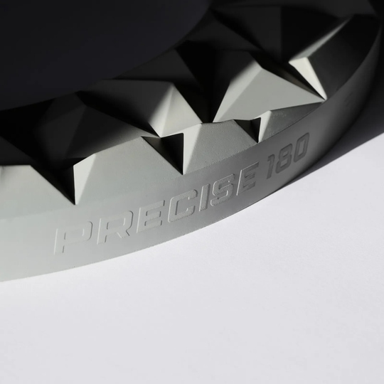 Precyzyjna tarcza do darta 180 3D Subterra Surround - Nordic Grey Abgebildet ist das Precise 180 3D Dartboard Surround Subterra in der Farbe Nordic Grey. Es dient als schützendes und dekoratives Element für Dartscheiben.