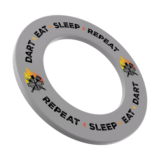 Obudowa tarczy do darta McDart - Dart Eat Sleep Repeat Dartboard-Surround in grauer Farbe mit dem Slogan 'Dart Eat Sleep Repeat'. Auf dem Bild ist das Produkt frontal zu sehen.