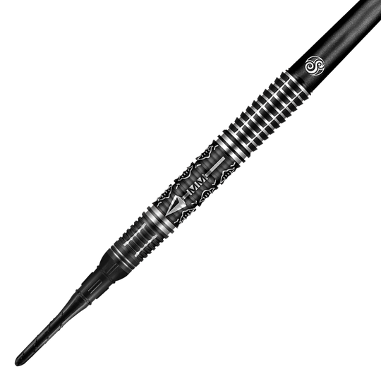 Auf dem Bild ist ein Softdart namens "Shot Devon Petersen The Courage" zu sehen. Der Dart hat ein schwarzes, silbern gemustertes Design mit feinen Gravuren.