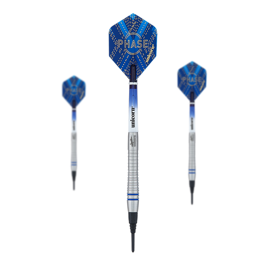 Mistrz świata Unicorn Phase 6 Gary Anderson miękkie lotki Das Bild zeigt drei Softdarts des Produkts „Unicorn Phase 6 World Champion Gary Anderson“. Die Darts haben silberne Schäfte und blaue Flights mit dem Schriftzug „PHASE“ darauf.