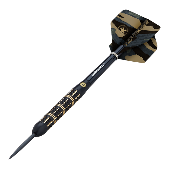 Unicorn Top Brass V3 Steeldarts - 21g Dies ist ein Steeldart der Marke Unicorn, Modell Top Brass V3 mit einem Gewicht von 21 Gramm. Der Dart hat ein schwarz-goldenes Design mit einer Tarnmuster-Flügel.