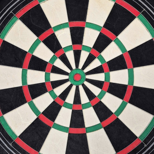 Tarcza do darta Harrows Quadro 240 ze stali Das Bild zeigt eine Nahaufnahme des Harrows Quadro 240 Steeldartboards. Das Dartboard ist in verschiedene Abschnitte in den Farben Schwarz, Weiß, Rot und Grün unterteilt.