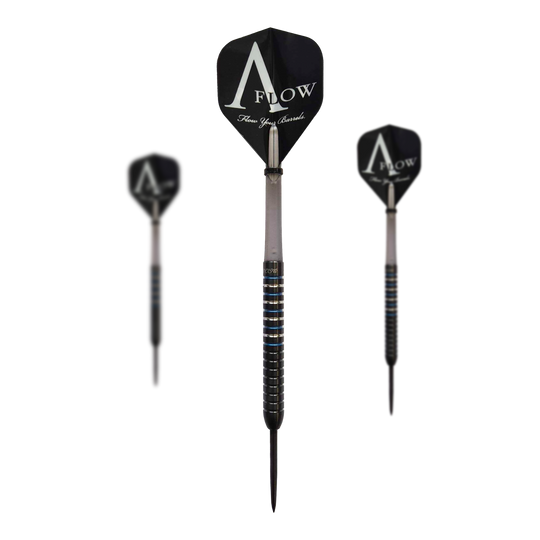 Das Bild zeigt drei Steeldarts der Marke "Dynasty Fallon Sherrock 4 S AFlow BK" mit schwarzem Design und auffälligen Ringen am Barrel. Auf der schwarzen Flight steht groß "AFLOW" geschrieben.