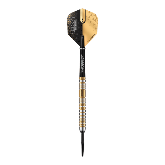 Miękkie rzutki Harrow's Dave Chisnall Chizzy Series 2 Das Bild zeigt einen Harrows Dave Chisnall Chizzy Series 2 Softdart. Der Dart hat ein modernes schwarzes und goldenes Design mit silbernen und goldenen Ringen am Barrel.