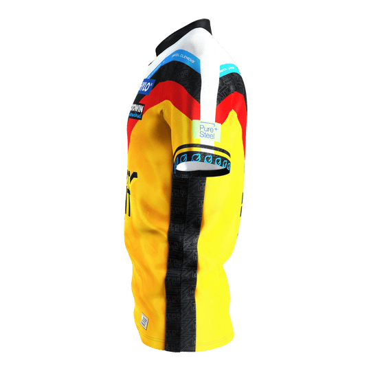 Das Bild zeigt das Target Coolplay Gabriel Clemens 2025 Dartshirt. Das Shirt ist überwiegend gelb mit schwarzen und roten Akzenten sowie Sponsorenlogos.