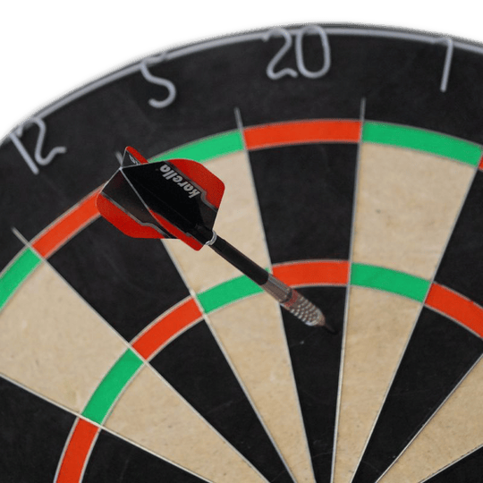 Zestaw tarcz do darta Karella BullOut zawierający 2 komplety stalowych rzutek Zu sehen ist das Karella Dartboard BullOut Set mit zwei Sätzen Steeldarts. Perfekt für Einsteiger und Fortgeschrittene.
