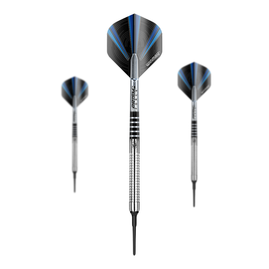 Das Bild zeigt drei Winmau Sabotage Softdarts mit silbernen Schäften und schwarzen Flights mit blauen Akzenten. Die Darts sind modern gestaltet und sehen hochwertig aus.