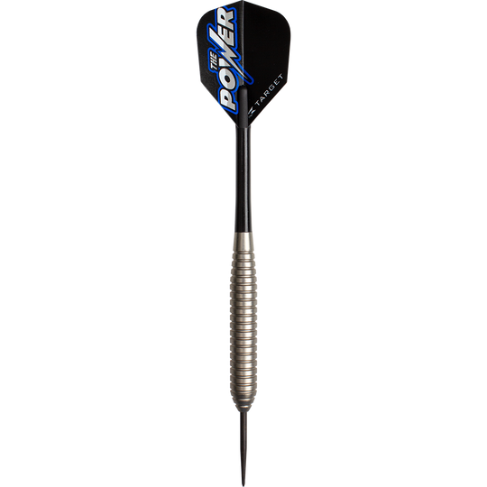 Das Bild zeigt einen Steeldart der Marke Target, Modell "Phil Taylor Power Silverlight Variante 2". Der Dart hat einen silbernen, gerillten Schaft und einen schwarzen Flight mit der Aufschrift "The Power".