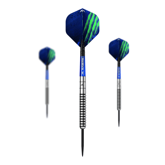Das Bild zeigt drei Mission Lee Evans Black Electro Steeldarts mit blauen Flights und silbernen Spitzen. Die Flights haben grüne Akzente und der Schaft ist blau und silber gestreift.