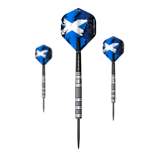 Das Bild zeigt drei Mission Alan Soutar Soots Steeldarts. Die Flights sind blau mit einem weißen Motiv und die Dartpfeile haben schwarze Spitzen und silberne Griffe.