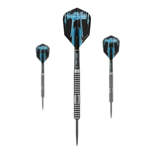 Das Bild zeigt drei Steeldarts der Marke „Target Phil Taylor Power 8zero“ mit schwarzer und blauer Befiederung. Die Darts haben einen silbernen, geriffelten Schaft für besseren Halt.