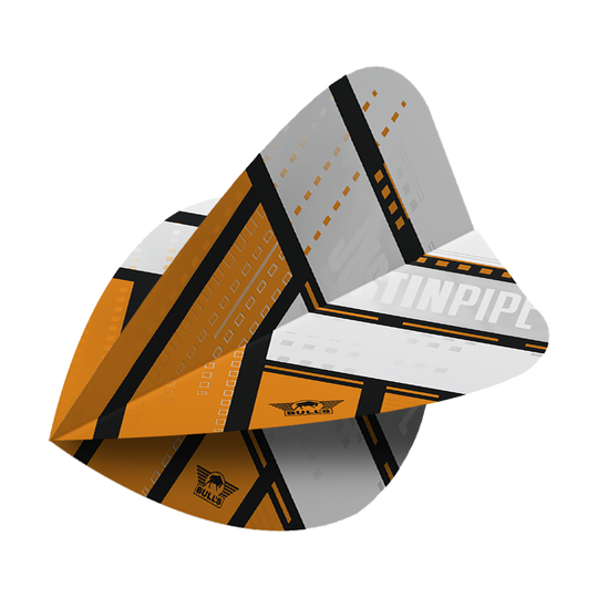 Das Bild zeigt ein Dartflight mit einem auffälligen orange, weißen und schwarzen Design. Auf dem Flight steht "Justin Pipe" und das Bulls NL Logo ist sichtbar.
