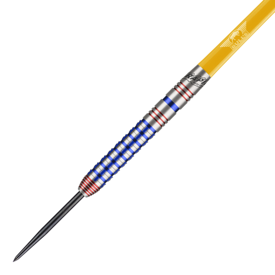 Das Bild zeigt einen Steeldartpfeil aus der Serie "Bulls NL Ricky Evans Rapid Edition One". Der Dart ist silbern mit blauen und roten Ringen und hat einen gelben Schaft.