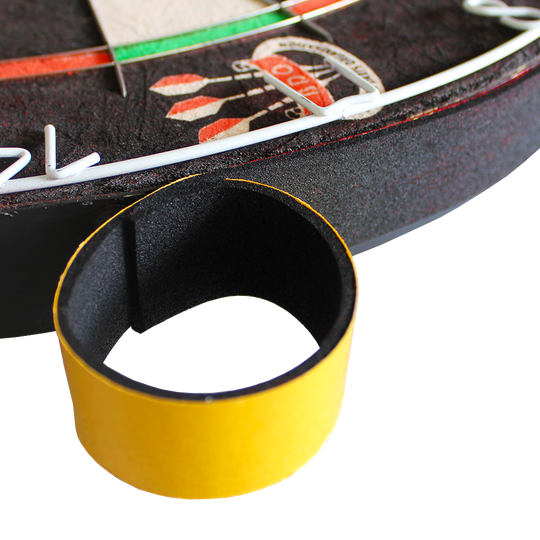 MCD-5000-McDart-Distanzstreifen-2 Das Bild zeigt einen McDart Distanzstreifen mit gelber Außenseite. Im Hintergrund ist ein Teil eines Dartboards zu sehen.