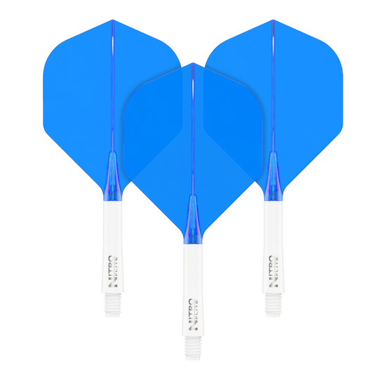 Das Bild zeigt drei blaue Dart-Flights mit weißen Schäften. Sie sind nebeneinander auf schwarzem Hintergrund angeordnet.