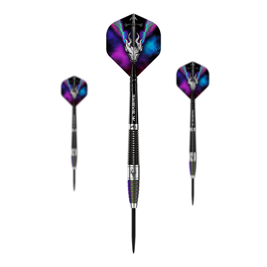 Das Bild zeigt drei Steeldarts des Produkts "Mission Occult Steeldarts - 23g". Die Flights haben ein auffälliges Design mit einem Drachenkopf auf einem Hintergrund in Lila, Blau und Schwarz.