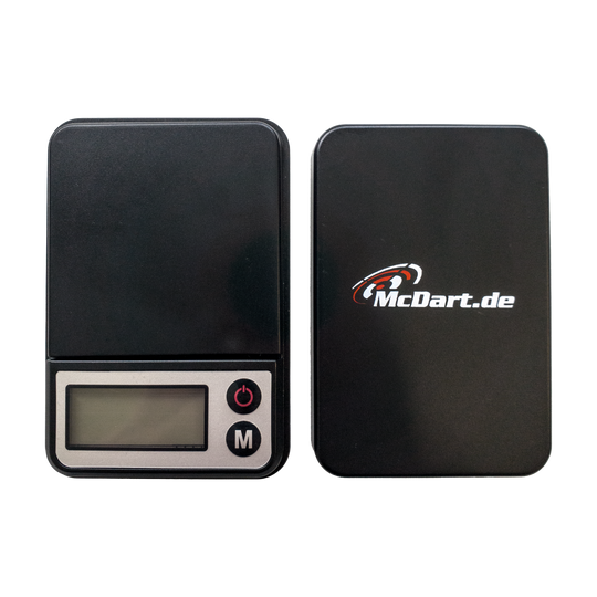 MCD19_McDart_Mini_Waage_3 Das Bild zeigt eine kleine digitale Waage mit dem Namen "McDart Mini Waage". Links ist die Waage mit Display und Tasten zu sehen, rechts die Abdeckung mit dem Aufdruck "McDart.de".