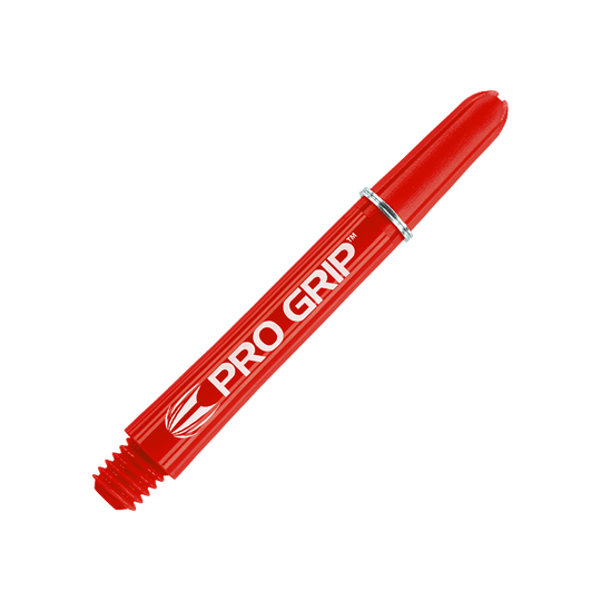 Wałki Target Pro Grip - 3 zestawy - czerwone Das Bild zeigt einen roten Dartshaft mit der Aufschrift "PRO GRIP". Der Hintergrund ist ebenfalls rot und weist ein Muster aus Linien auf.