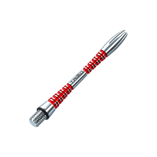 Das Bild zeigt einen silbernen Dart-Schaft mit roten Ringen. Auf dem Schaft steht das Wort "TRIAD".