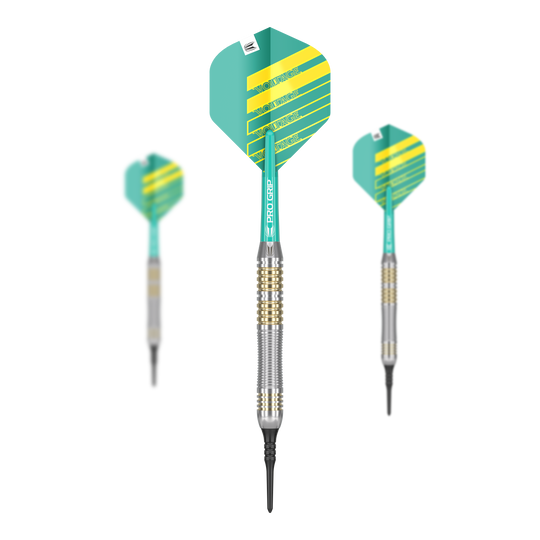 Lotki miękkie Target Rob Cross Brass - 18g Das Bild zeigt drei Softdarts der Marke Target Rob Cross Brass mit einem Gewicht von 18g. Die Darts haben grüne und gelbe Flights sowie einen messingfarbenen Barrel.