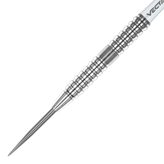 Lotki stalowe Winmau Willie O'Connor - 23g Das Bild zeigt einen silbernen Winmau Willie OConnor Steeldart mit einem Gewicht von 23g. Der Dartpfeil hat eine strukturierte und geriffelte Oberfläche für besseren Halt.