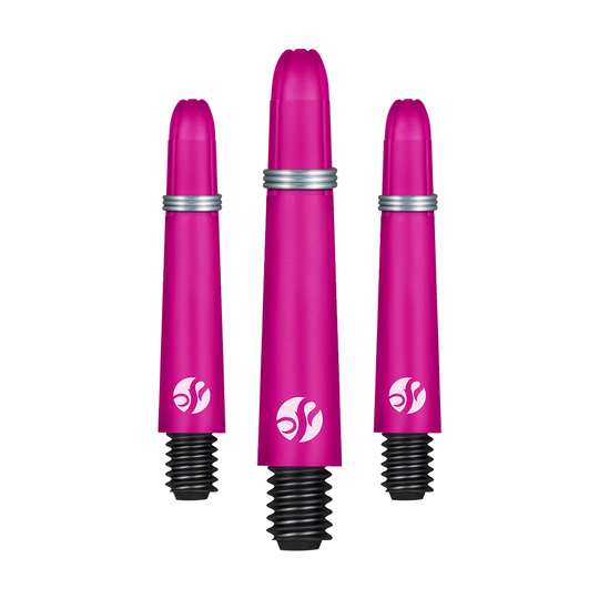 Auf dem Bild sind drei pinkfarbene Darts-Schäfte in verschiedenen Längen zu sehen. Sie besitzen schwarze Gewinde und silberne Ringe als Akzent.