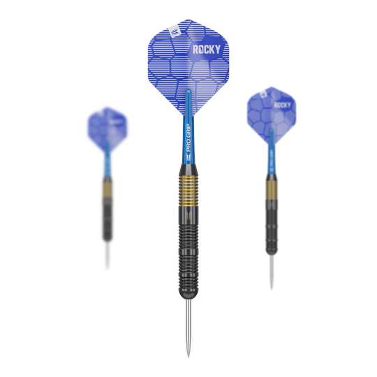 Lotki Target Josh Rock Brass Steel Darts - 22g Das Bild zeigt drei Target Josh Rock Brass Steeldarts mit einem Gewicht von 22g. Die Darts haben blaue Flights mit dem Aufdruck „ROCKY“ und einen schwarz-goldenen Griffbereich.