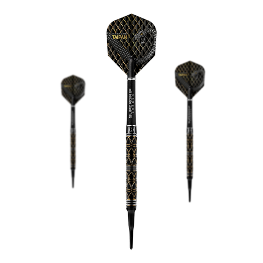 Harrows Taipan Softdarts Das Bild zeigt drei Harrows Taipan Softdarts mit schwarzem und goldenen Design. Im Vordergrund ist ein Dartpfeil deutlich zu sehen, während zwei weitere im Hintergrund stehen.