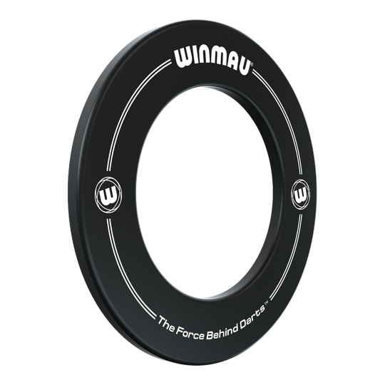 Das Bild zeigt einen schwarzen Dartboard-Surround-Ring der Marke Winmau. Auf dem Ring stehen die Worte „WINMAU“ und „The Force Behind Darts“.