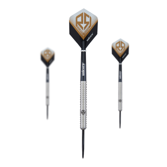 Das Bild zeigt drei Steeldarts der Marke "Unicorn Ross Smith Natural". Die Darts haben silberne Griffe und schwarze Flights mit gold-weißem Design.