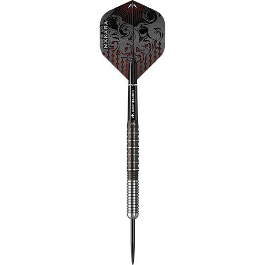 Dies ist ein Steeldart des Modells "Mission Makara M1". Der Dart hat ein auffälliges Design mit schwarzen und roten Mustern auf dem Flight und einem silber-schwarzen Griff.