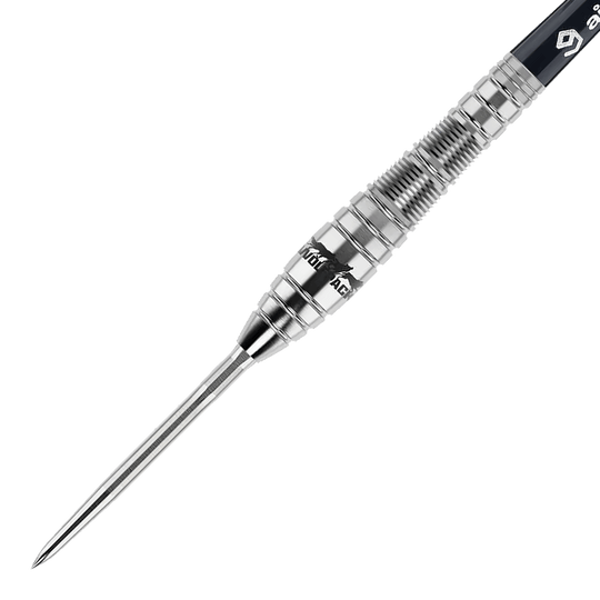 Dies ist ein Caliburn Wolfpack W2 Steeldart mit einem Gewicht von 22 Gramm. Der Dart ist aus Metall gefertigt und hat ein geriffeltes Griffdesign für besseren Halt.