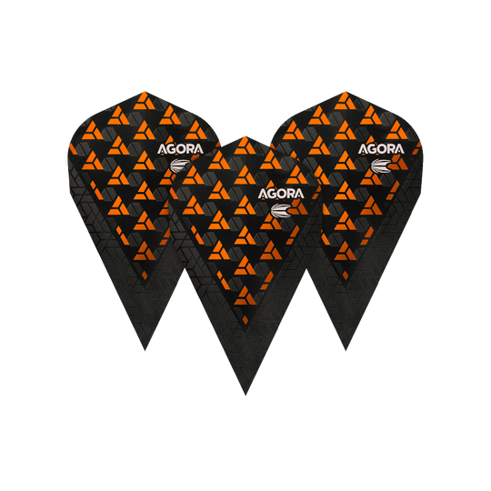 Das Bild zeigt drei schwarze Dart-Flights mit orangefarbenen, dreieckigen Mustern. Auf jedem Flight steht das Wort "AGORA" in weißer Schrift.