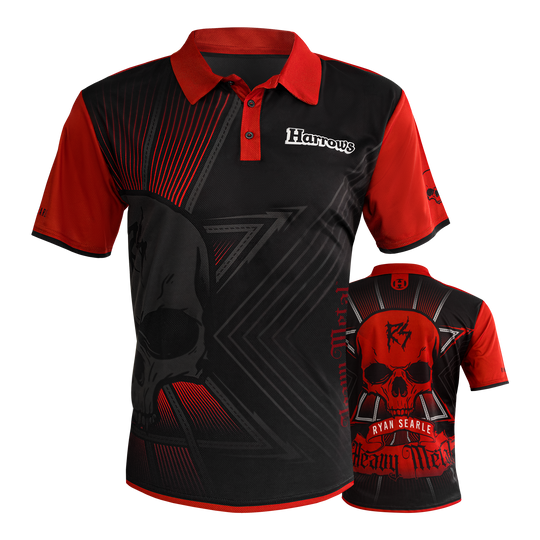 Koszulka Harrow's Ryan Searle Heavy Metal Darts Das Bild zeigt das "Harrows Ryan Searle Heavy Metal Dartshirt" in Schwarz und Rot mit auffälligem Totenkopf-Design. Auf der Vorderseite steht "Harrows" und auf der Rückseite sind die Schriftzüge "Ryan Searle" und "Heavy Metal" zu sehen.