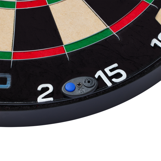 Das Bild zeigt einen Ausschnitt eines Steeldartboards mit den Zahlen 2 und 15. Es handelt sich um das Produkt "Unicorn Eclipse Smartboard", das auch einen kleinen blauen Knopf am Rand besitzt.