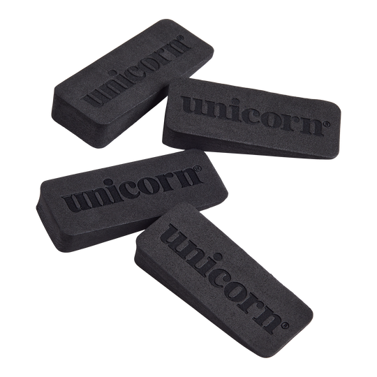 Kliny do tarczy do darta w kształcie jednorożca Auf dem Bild sind vier schwarze Keile mit dem Aufdruck "unicorn" zu sehen. Es handelt sich um Dartboard-Wedges, die zum Ausgleichen und Befestigen einer Dartscheibe verwendet werden.