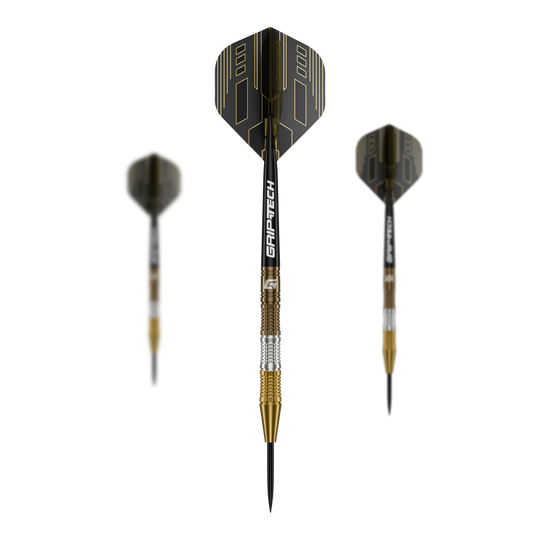 Rzutki ze stali wolframowej GOAT Ceremony Das Bild zeigt drei "GOAT Ceremony Tungsten Steeldarts" mit schwarzen und goldenen Elementen. Der mittlere Dart ist im Fokus und zeigt den Schriftzug "GRIP-TECH" auf dem Schaft.