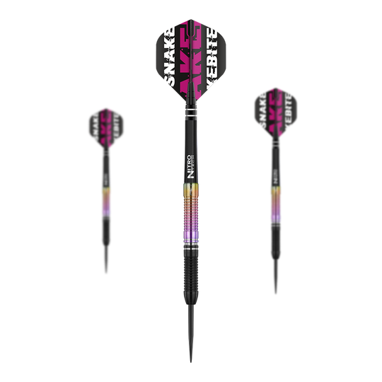 Red Dragon Peter Wright Snakebite World Champion 2020 Edition Steel Darts Das Bild zeigt drei Steeldarts des Modells "Red Dragon Peter Wright Snakebite World Champion 2020 Edition". Die Darts haben schwarze und lila Akzente sowie Flights mit dem Schriftzug "Snakebite".