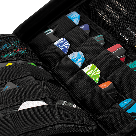 HRT-16525_Harrows_Imperial_Dartcase_Schwarz_4 Das Bild zeigt das Harrows Imperial Dartcase in Schwarz. Im Inneren sind verschiedene Dart-Flights ordentlich in elastischen Halterungen organisiert.