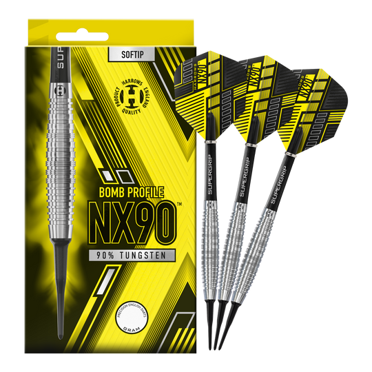Harrows NX90 Bomb Soft Darts Das Bild zeigt eine Packung Harrows NX90 Bomb Softdarts mit auffälligem gelb-schwarzem Design. Neben der Verpackung sind drei Softdarts mit silbernen Griffen und schwarzen Flights zu sehen.