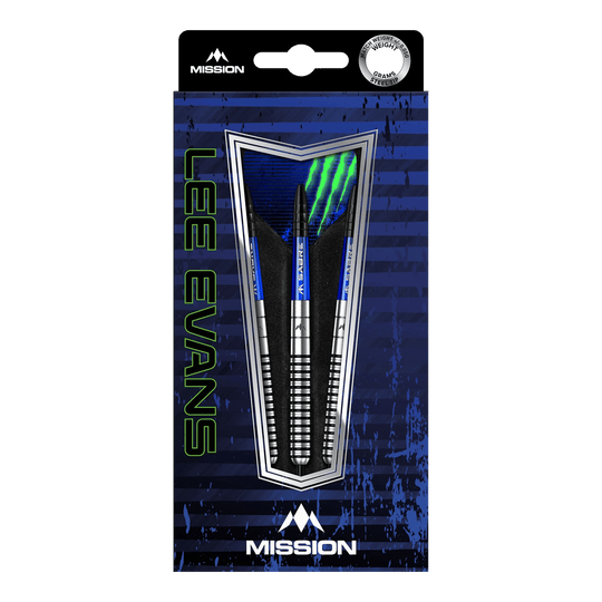 Auf dem Bild ist eine Verpackung der "Mission Lee Evans Black Electro Steeldarts" zu sehen. Die Verpackung ist überwiegend blau und schwarz gestaltet und zeigt drei silberne Steeldarts.